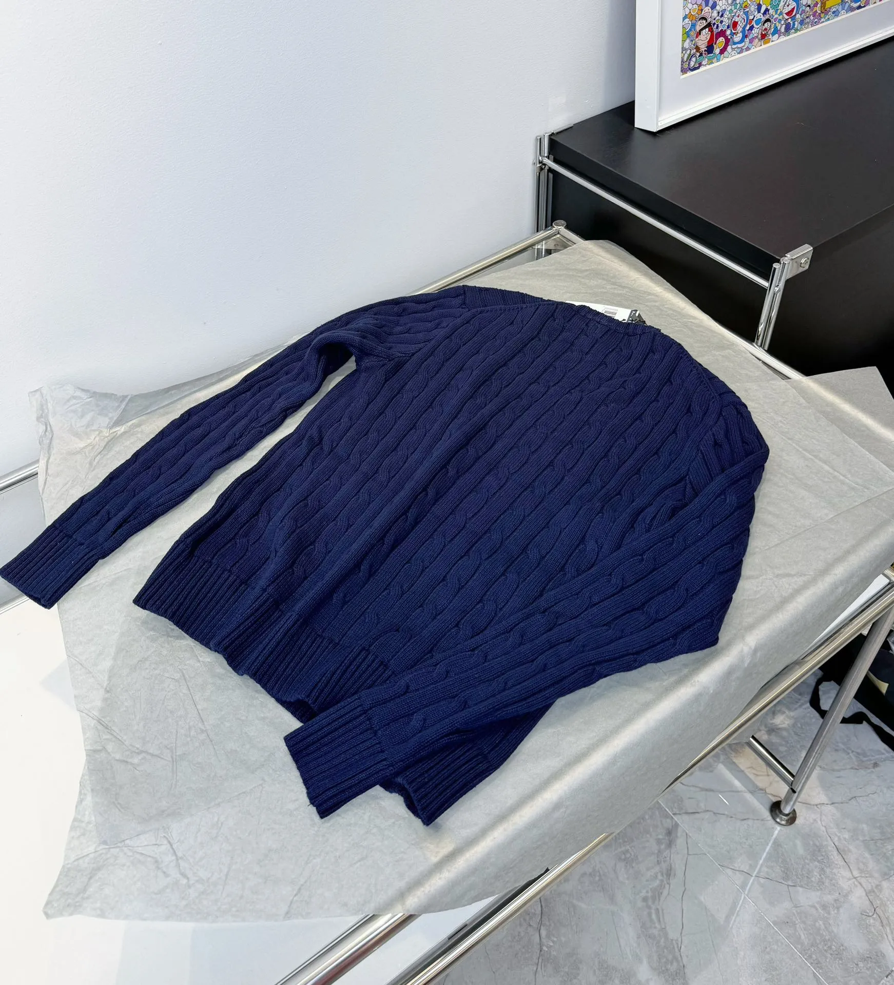 🅿️220 Style No.: L04 (Navy Blue) Ralph Lauren RL classic war horse logo embroidered cable pattern twist button V-neck knitted sweater on the chest, same style for men and women, 9 colors Color: Beige Navy Black Chick Yellow Sky Blue Khaki Red Gray Purple Size: XSSML M Shoulder Width 36 Clothes Length 58 Bust 44 L Shoulder Width 37 Clothes Length 60 Bust 46 Soft and glutinous🧶🫶The style is a very classic cable sweater American retro college style Perfect hand comfort. It is a must-have item for spring, autumn and winter wardrobes. It looks great when worn alone or layered as an inner wear. High-density LOGO embroidery on the chest, and original customization of tag accessories. Made of pure cotton yarn 🧶 blended with wool, pure cotton is skin-friendly and comfortable, small label war horse embroidered twist turtleneck sweater 🐎 high quality. Follow the blogger to learn how to wear it! Let’s get a Ralph Lauren cable sweater. It’s a super hard-to-find series after it became popular. It’s hard to find one on the official website. It’s simple and practical to wear, with a lazy and loose feel. The thickened fabric has a more texture, soft and delicate feel, and a loose fit. Whether worn alone or layered, you can wear different styles of fashion with just one piece. ⚠️Contains wool products🦙 Pay attention to the washing method to avoid shrinkage